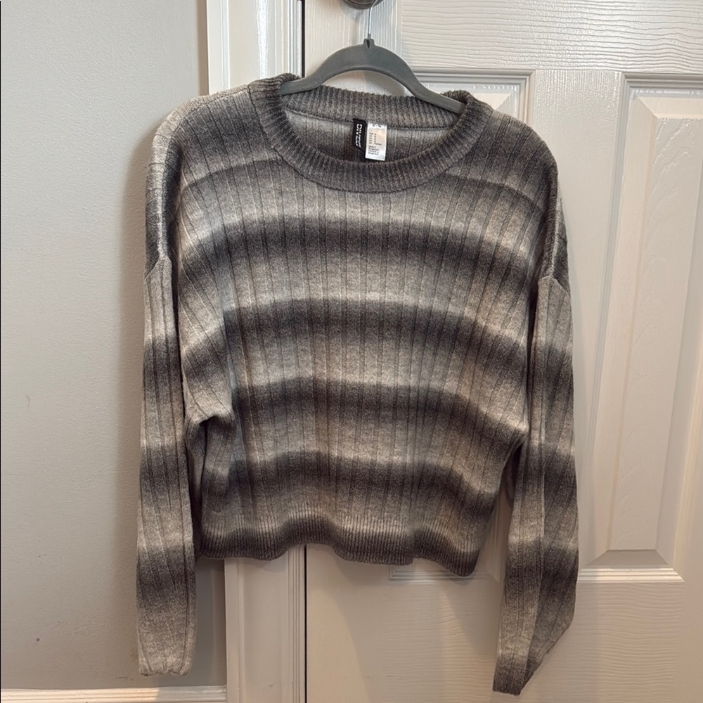 H&M Gray Crew Neck Sweater with Ribbed Knit Pattern